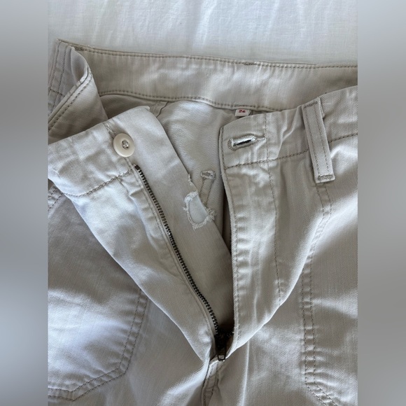 Levi's Women's Light Cream Cropped Everyday Jeans - Picture 7 of 11